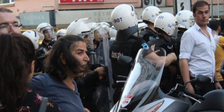 ​‘Ters kelepçelenerek’ gözaltına alınan Gülsüm Elvan’ın sol kolunda kırık oluştu