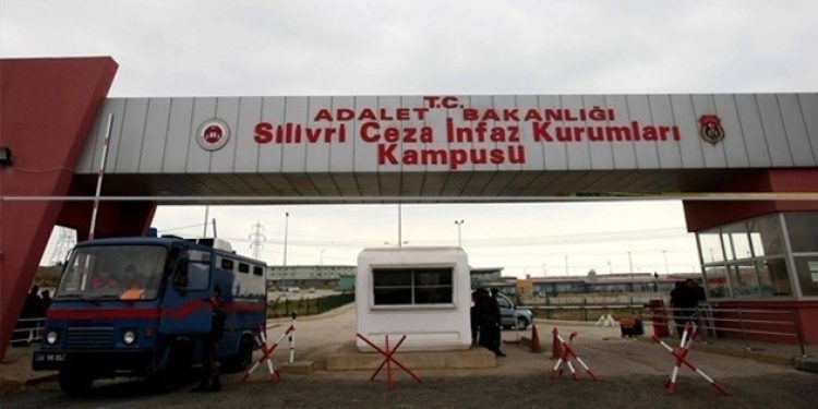 Tutukladıkları insanları bile izliyorlar