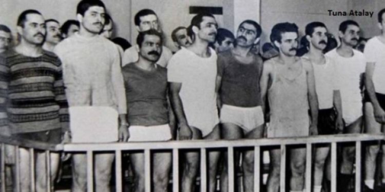 Tek tip elbiseyi parçalayanların hikayesi