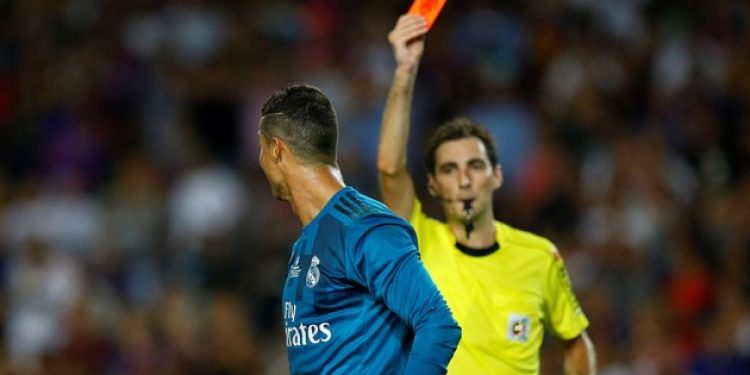 Ronaldo kırmızı kart sonrası çıldırdı, hakemi itti!