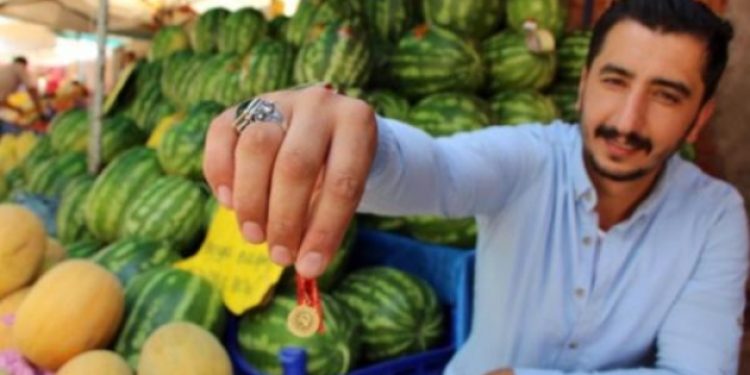 Sattığı karpuz kelek çıkarsa çeyrek altın veriyor!