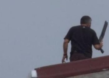 ​İstanbul’da tüfeğiyle çatıya çıkıp, saatlerce ateş açtı