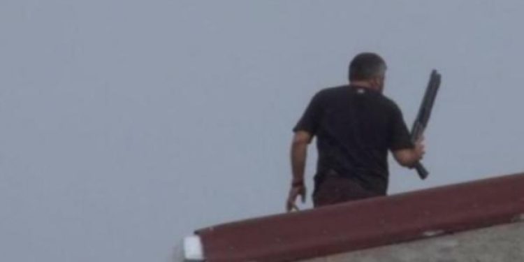​İstanbul’da tüfeğiyle çatıya çıkıp, saatlerce ateş açtı