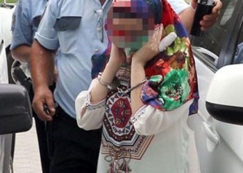 Atanamayan başörtülü öğretmen başörtüsü çalarken yakalandı