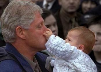Clinton’ın burnunu sıkan Erkan bebek büyüdü şimdi 18 yaşında!