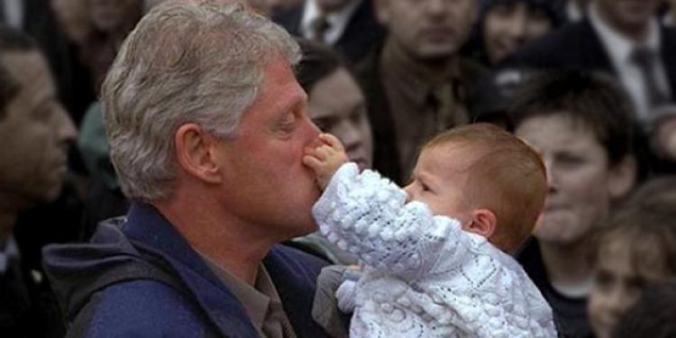 Clinton’ın burnunu sıkan Erkan bebek büyüdü şimdi 18 yaşında!