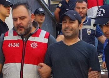 Rehin gazetecilerin yargılanması başladı