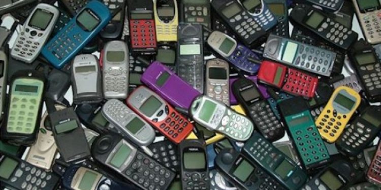 ​Sakın çöpe atmayın, eski cep telefonlarınız ‘altın’ değerinde!