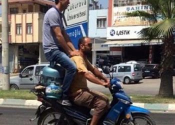 ​Görenler şoke oldu… Tüp üstü yolculuk…