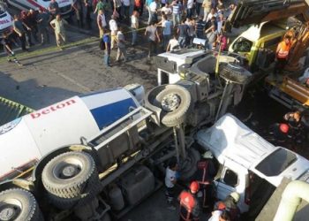 Kadıköy’de mikser köprüden aracın üstüne uçtu