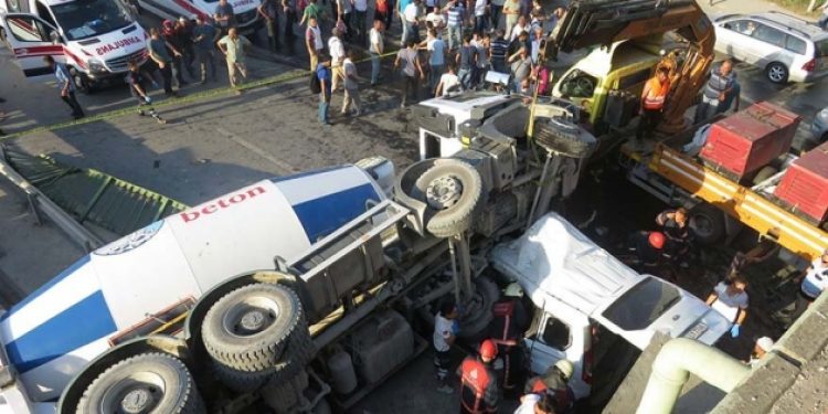 Kadıköy’de mikser köprüden aracın üstüne uçtu