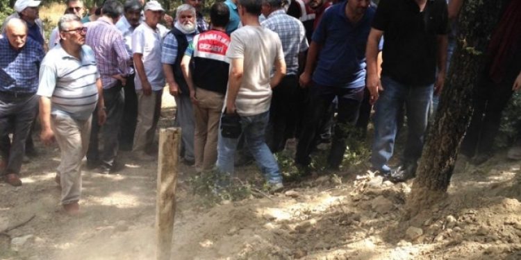 Mümtaz’er Türköne özel izinle annesini toprağa verdi