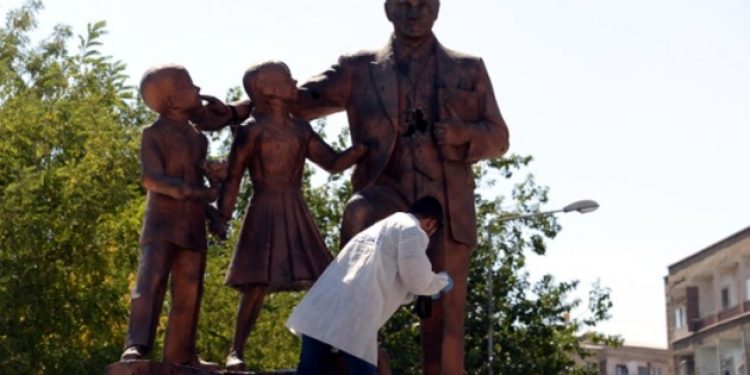 Atatürk heykeline saldıran kişi tutuklandı