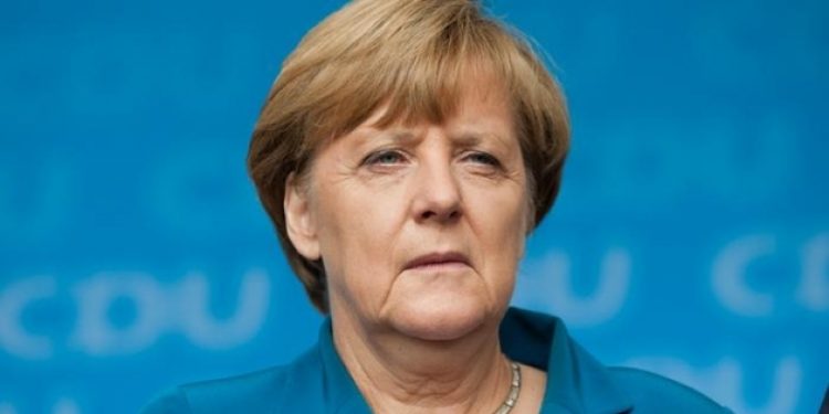Merkel: Türkiye Interpol’ü kötüye kullanıyor