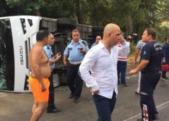 Antalya’da tur otobüsü devrildi, yaralılar var!