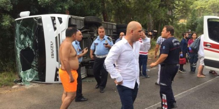 Antalya’da tur otobüsü devrildi, yaralılar var!