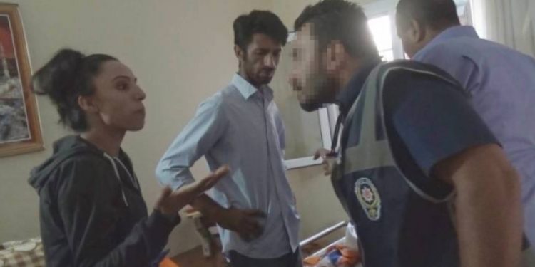 Ev aramasında hırsızlık yapan polis