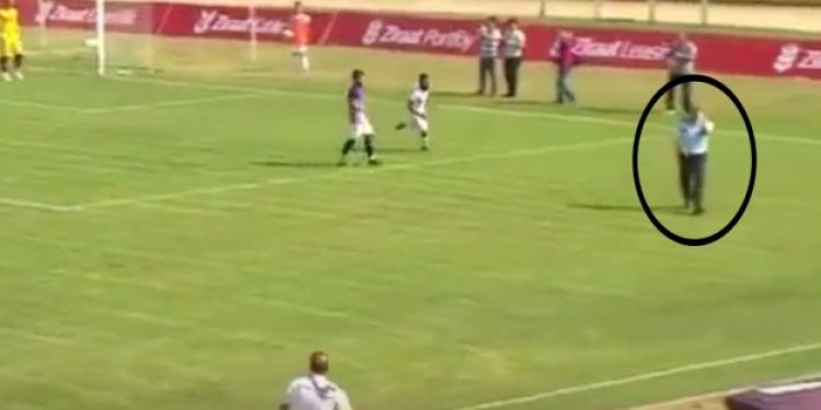 Türkiye Kupası maçı oynanırken polis sahanın içinde gezdi