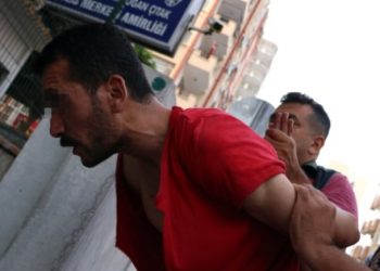 14 yaşındaki kızları taciz etti, mahallelinin elinden zor kurtuldu!