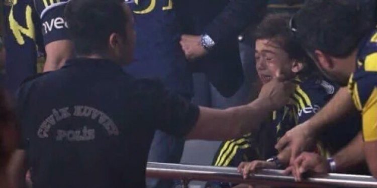 Vardar maçı sonrası ağlayan minik taraftarı polis teselli etti