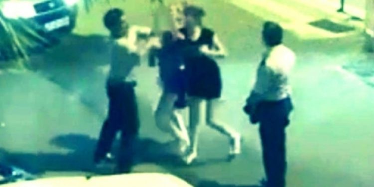 Tacize uğrayan kadınları döven polis tahliye edildi
