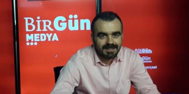 Gazeteci Mahir Kanaat tek tipi soyunarak protesto edecek