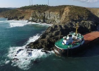 ​İkiye bölünen geminin ön bölümü battı