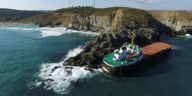 ​İkiye bölünen geminin ön bölümü battı