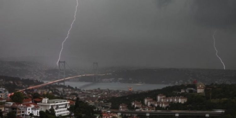 ​İstanbul’da fırtına ve sağanak yağış