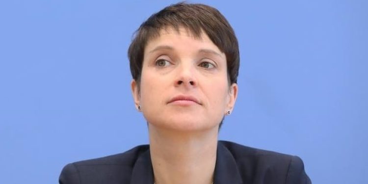 Aşırı sağcı Petry’nin dokunulmazlığı kaldırıldı