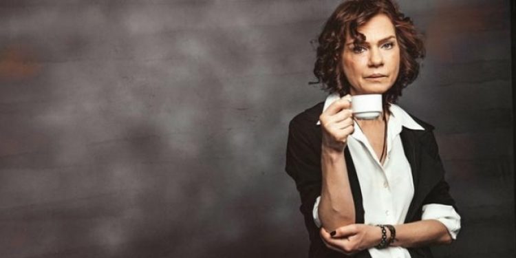 Aslı Erdoğan’ı yurt dışına çıkarmadılar