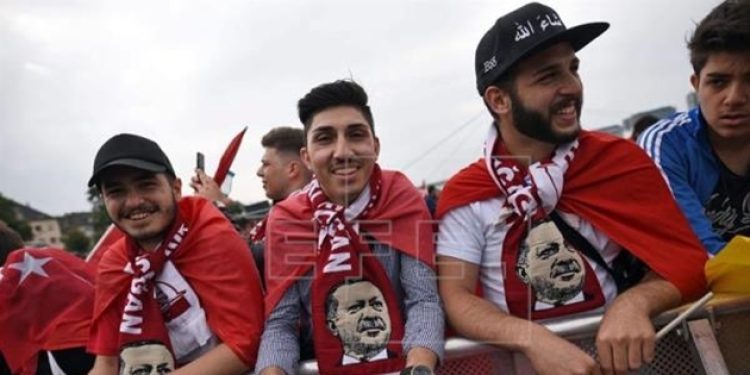 Erdoğan göçmen Türkleri nasıl baştan çıkartıyor?