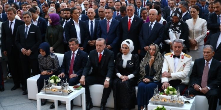 Saray’da içkili 30 Ağustos kutlaması