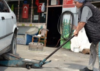 16 yaşındaki kız hem okuyor hem de…