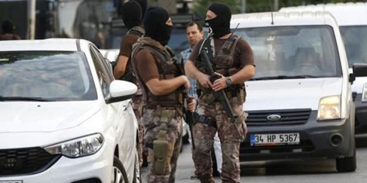 Savcı lojmanlarından çay bahçesini taradı