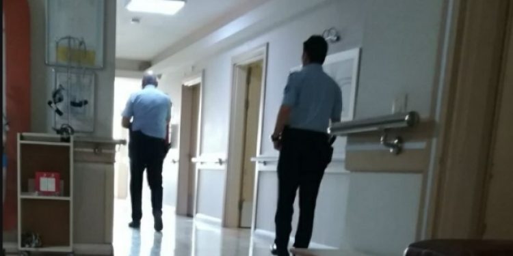 Polis, sezaryanla doğum yapan kadını gözaltına almak için kapıda bekliyor