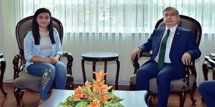 Liseli Nuriye bütün Milli Eğitimi trolledi