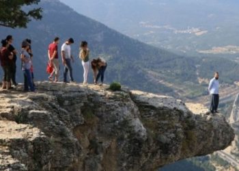 Uçurum yalan, doğa ve tarih gerçek