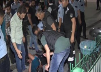 Metroda güvenlikçinin silahını alıp ateş açtı