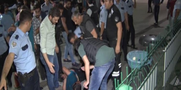 Metroda güvenlikçinin silahını alıp ateş açtı