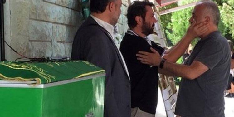 Halil Sezai babasını son yolculuğuna uğurladı!