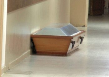 Ölen erkek kardeşine son kez bakmak isteyen abi cenazeyi görünce şoke oldu!