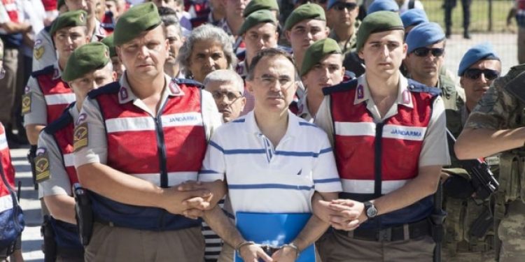 O gece Subaylar neden dolaplara para bıraktı?