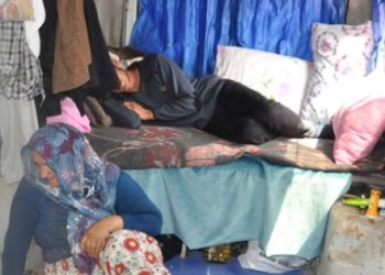 ​Evleri yandığı için minibüste kalan ailenin serveti şaşkına çevirdi