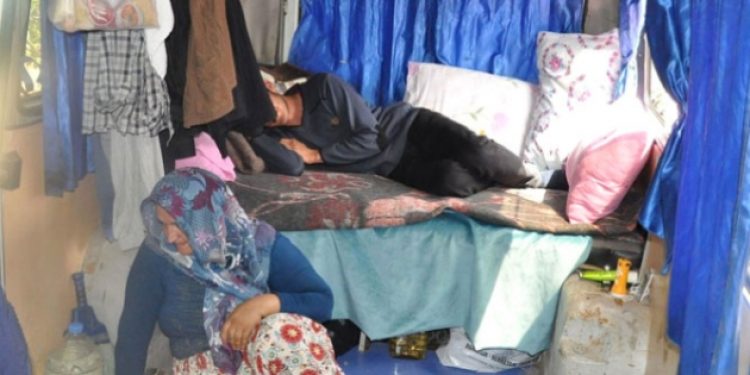 Evleri yandığı için minibüste kalan ailenin serveti şaşkına çevirdi