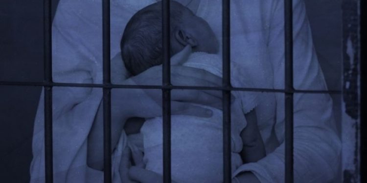 ​Yeni doğum yapmış kadını gece boyunca iskemlede oturttular!