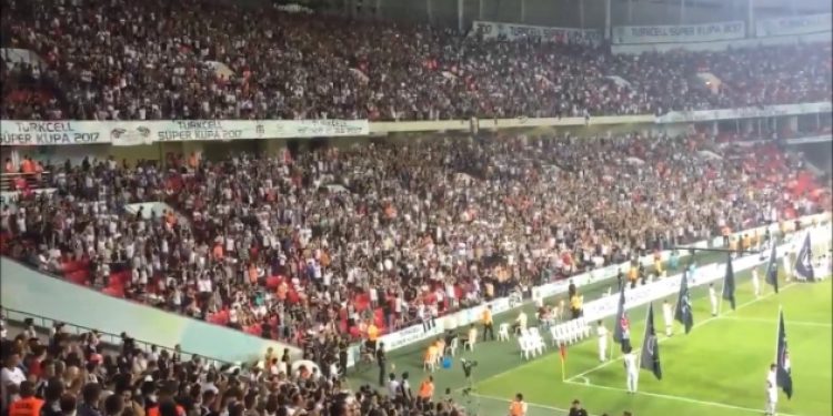 Beşiktaş taraftarından Ahmet Şan’a İzmir Marşlı tepki!