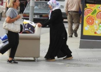 Akülü aracı kabul etmedi, engelli kızını koltukla sokakta gezdiriyor