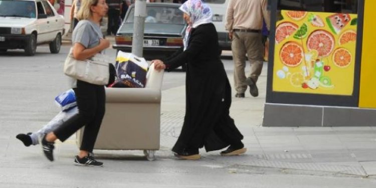 Akülü aracı kabul etmedi, engelli kızını koltukla sokakta gezdiriyor