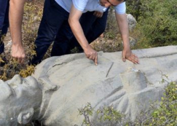 ​Çalılık alana atılmış Atatürk heykeli bulundu